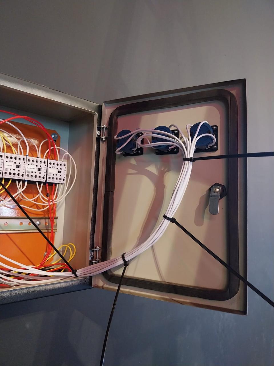 Comandos e automação — serviço realizado pela JPires Eletricidade